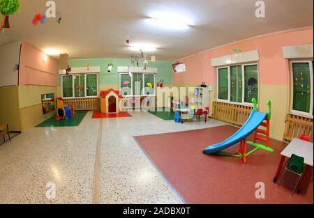 Große Spielplatz des Kindergartens ohne Menschen und mit vielen Spielsachen Stockfoto