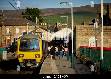 Glossop Markt der Stadt, die High Peak, Derbyshire, England. Northern Anrufe 323 elektrische Einheit in Glossop Kopfbahnhof anreisen Stockfoto