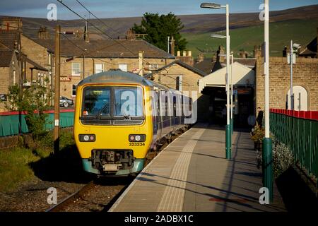 Glossop Markt der Stadt, die High Peak, Derbyshire, England. Northern Anrufe 323 elektrische Einheit in Glossop Kopfbahnhof anreisen Stockfoto