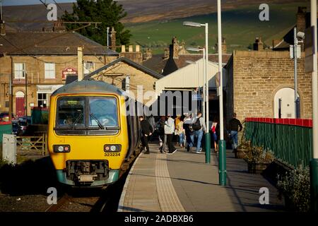 Glossop Markt der Stadt, die High Peak, Derbyshire, England. Northern Anrufe 323 elektrische Einheit in Glossop Kopfbahnhof anreisen Stockfoto