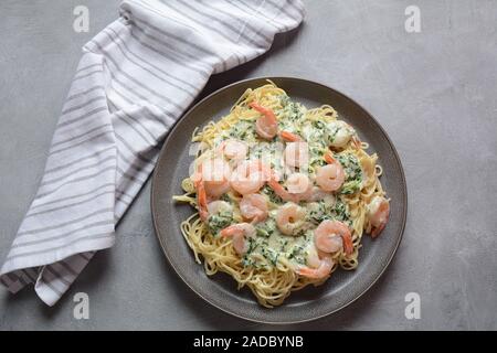 Italienische Spaghetti oder Pasta mit Garnelen, Knoblauch und Kräutern in einer cremigen Alfredo-Sauce. Keto Ernährung Konzept. Stockfoto