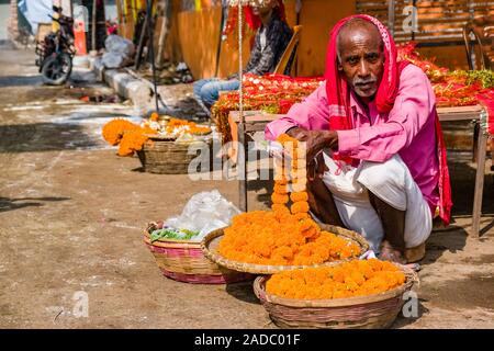 Ein Mann verkauft Blumengirlanden in der Straße außerhalb des Ram Mandir bei Darsain Festival Stockfoto