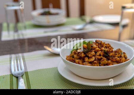 Südindische Speisen serviert am Tisch in Fort Kochi, Indien Stockfoto