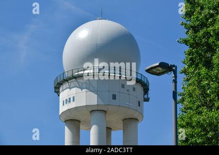 Radarturm, Flughafen Tempelhof, Tempelhofer Feld, Tempelhof, Berlin, Deutschland Stockfoto