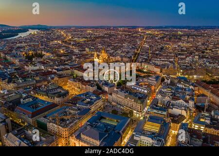 Budapest, Ungarn - Luftbild Blick auf die Skyline der Innenstadt von Budapest mit Elisabeth Square, Riesenrad und der St.-Stephans-Basilika mit klarem, blauen und Stockfoto