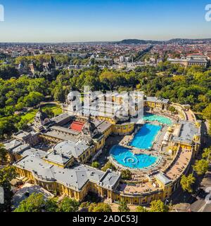 Budapest, Ungarn - Luftbild Drohne Blick auf die berühmte Széchenyi Thermalbad und Spa an einem sonnigen Sommertag. Heldenplatz und die Burg von Vajdahunyad im Bac Stockfoto