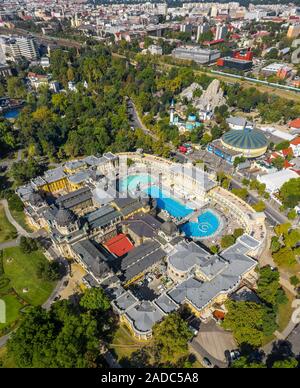 Budapest, Ungarn - Luftbild Drohne Blick auf die berühmte Széchenyi Thermalbad im City Park (Varosliget) mit Budapest Zoo und Zirkus der Hauptstadt Budapest Stockfoto