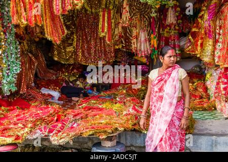 Frau verkaufen bunte Stoffe und Tücher für Darsain Festival Stockfoto
