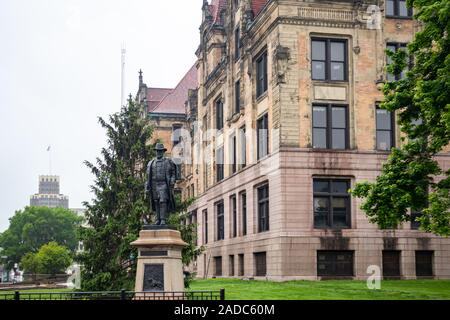 St. Louis, USA. 12. Mai 2019. Ulysses S. Grant Statue vor dem Rathaus. Die Bronzeskulptur des Allgemeinen, der den Amerikanischen Bürgerkrieg gewonnen. Buildi Stockfoto