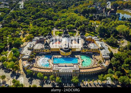 Budapest, Ungarn - Luftbild Drohne Blick auf die berühmte Széchenyi Thermalbad und Spa im City Park (Varosliget) von hoch oben auf einem sonnigen Sommer d Stockfoto