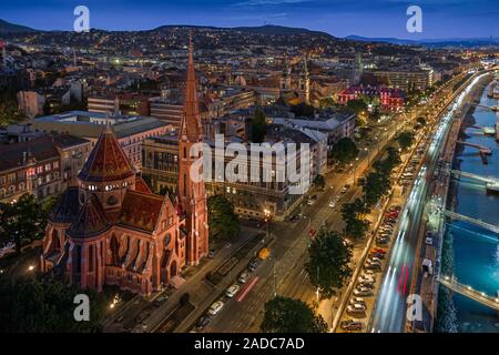 Budapest, Ungarn - Luftaufnahme des schönen Szilagyi Dezso Square Reformierte Kirche auf der Budaer Seite von Budapest. An der blauen Stunde nach Sonnenuntergang genommen Stockfoto