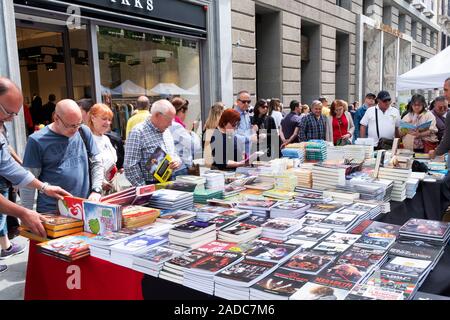 BARCELONA, SPANIEN - 23 April, 2018: die Leute an den Ständen von Rosen und Bücher in Barcelona, für Saint George, an jedem 23. April gefeiert, wenn es t Stockfoto