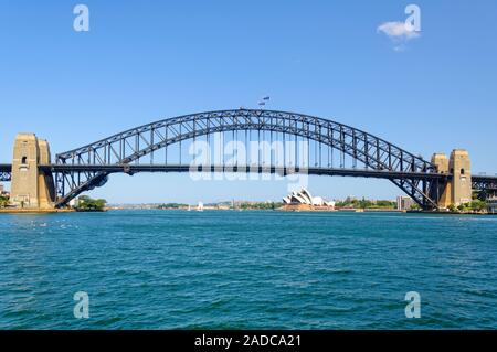 Die berühmte Harbour Bridge und Opera House von der Fähre - Sydney, NSW, Australien Stockfoto