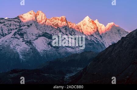 Herrliche Reihe von majestätischen Gipfeln in den ersten Strahlen der aufgehenden Sonne. Magische herrlichen Sonnenaufgang in Solukhumbu Tal im Himalaya; trekkin Stockfoto