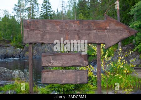 Leer Pfeil Zeichen auf Natur Hintergrund. Leere Holz- Schild Stockfoto