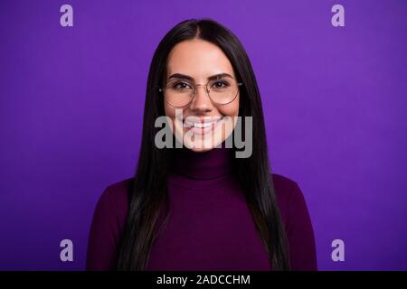 Close up Portrait von fröhlichen cute recht schön, strahlende Frau mit Spezifikationen an Suchen Sie mit Vergnügen isoliert lebendige Farbe lila Hintergrund Stockfoto