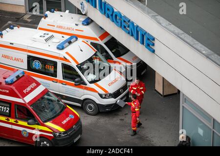 Bukarest, Rumänien - Dezember 03, 2019: Krankenwagen, Ärzte und Krankenschwestern auf den Eingang der Notaufnahme (ER) der Bukarester Not Univ Stockfoto