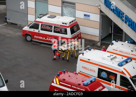 Bukarest, Rumänien - Dezember 03, 2019: Krankenwagen, Ärzte und Krankenschwestern auf den Eingang der Notaufnahme (ER) der Bukarester Not Univ Stockfoto