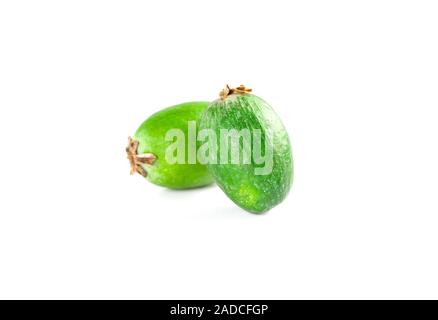 Feijoa frische Früchte mit Slices auf einer Minze Hintergrund. Ansicht von oben. Stockfoto