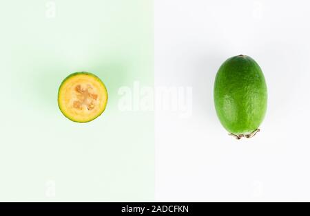 Feijoa frische Früchte mit Slices auf einer Minze Hintergrund. Ansicht von oben. Stockfoto