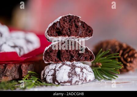 Lecker und duftenden Chocolate Chip Cookies sind mit Puderzucker zerkleinert, mit bunten Lichtern auf dem Tisch. Frohe Weihnachten Stockfoto