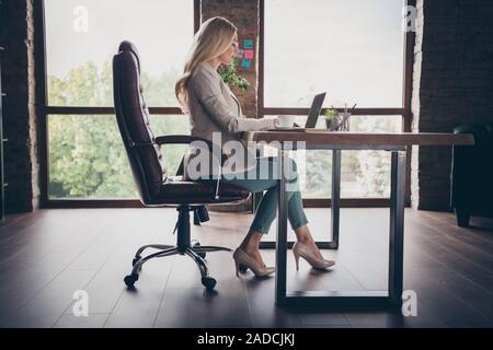 Seite Profil Foto von Nachdenken nachdenklich business lady in Stöckelschuhen in Bildschirm des Laptop auf der Suche nach notwendigen Informationen starrte Stockfoto