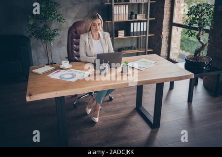 Oben über hohen Winkel anzeigen Foto der fokussierten kluge Frau Berechnung Gehalt für Mitarbeiter Ihres Unternehmens in Stöckelschuhen Stockfoto