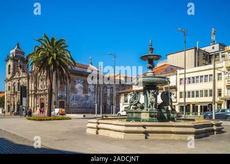 Igreja do Carmo Kirche und Brunnen des Löwen in Porto, Portugal Stockfoto