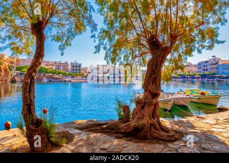 Fischerboote auf dem See Voulismeni, Agios Nikolaos, Insel Kreta, Griechenland. Bilder Stockfoto