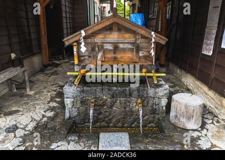 Narai/Japan - 10/23/19 - ein Waschbecken auf dem Naksendo Trail - Stockfoto