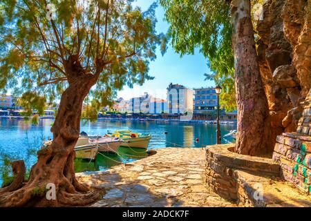 Fischerboote auf dem See Voulismeni, Agios Nikolaos, Insel Kreta, Griechenland. Bilder Stockfoto