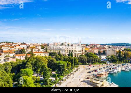 Kroatien, Istrien, Pula, Panoramablick auf den alten römischen Arena, historischen Amphitheater und Altstadt von drohne Stockfoto