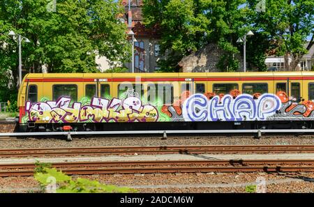 Graffiti bemalte S-Bahn, S-Bahnhof Lichterfelde West, Lichterfelde, Steglitz-Zehlendorf, Berlin, Deutschland Stockfoto