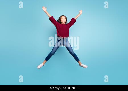 Volle Länge Körper Größe Foto von fröhlichen Curly positive Jugendliche star Gestaltung mit ihren Beinen arme Springen freie isolierte leuchtend blaue Farbe Hintergrund Stockfoto