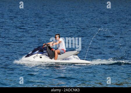 Mann mit einem Jet Ski oder Wasser Scooter oder Wassermotorräder Stockfoto