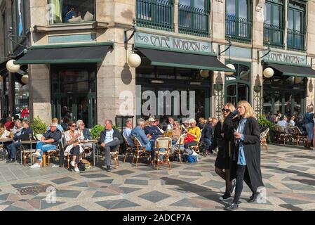 Cafe Norden, Blick auf die Menschen entspannt auf der Terrasse des Cafe in Amagertorv Sehenswürdigkeit im Zentrum von Kopenhagen, Dänemark. Stockfoto