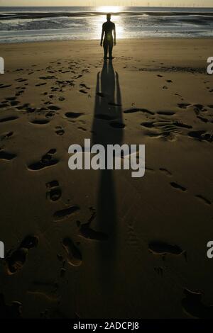 Die Zahlen der Antony Gormley skulpturale Kunst installation" an einen anderen Ort "am Crosby Beach, in der Nähe von Liverpool, Großbritannien. Stockfoto