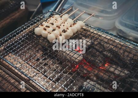 Mochi auf einem Sticks zu Nishiki Markt, Kyoto Stockfoto