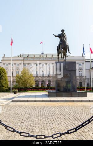 Warschau, Polen, 03.MAI 2016 - Blick auf die Fassade der Präsidentenpalast mit der Fürst Józef Antoni Poniatowski Statue vor Stockfoto