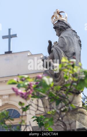 Warschau, Polen, 03.MAI 2016 - Seitenansicht der Madonna von Passau Statue im Frühjahr. Im Vordergrund ist verschwommen Blossom tree. Stockfoto