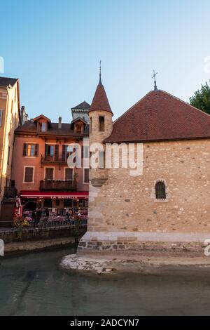 ANNECY, FRANKREICH, 13. SEPTEMBER 2019: Touristen genießen das historische Atmosphäre im Zentrum von Annecy, genannt die "Perle der Alpen". Stockfoto