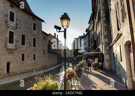 ANNECY, FRANKREICH, 13. SEPTEMBER 2019: Touristen genießen das historische Atmosphäre im Zentrum von Annecy, genannt die "Perle der Alpen". Stockfoto