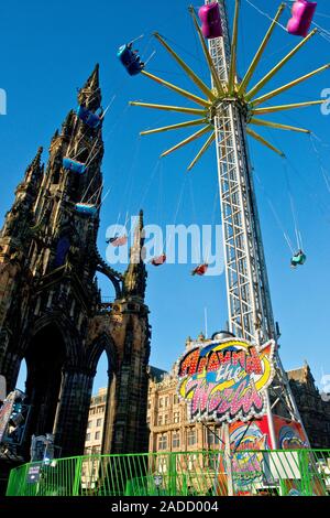 Walter Scott Monument und hohe Star Flyer Messe fahren. Edinburgh Weihnachtsmarkt und Markt. Schottland Stockfoto