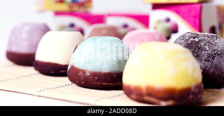 Das bunte Mochi Dessert Eis auf Holzplatte, Close Up Foto mit selektiven Fokus. Stockfoto