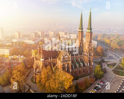 Kathedrale St. Erzengel Michael und der Heiligen. Florian Märtyrer in der Dämmerung Luftbild Stockfoto