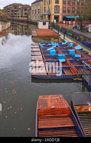 Stochern Boote auf dem Fluss Cam in Cambridge Stockfoto
