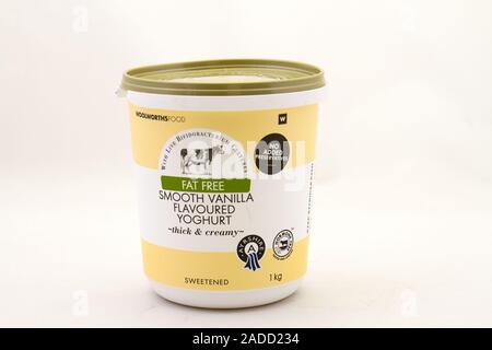Alberton, Südafrika - ein Whirlpool von Woolworths essen Fett frei aromatisierten Joghurt auf einen klaren Hintergrund Bild im Querformat isoliert Stockfoto