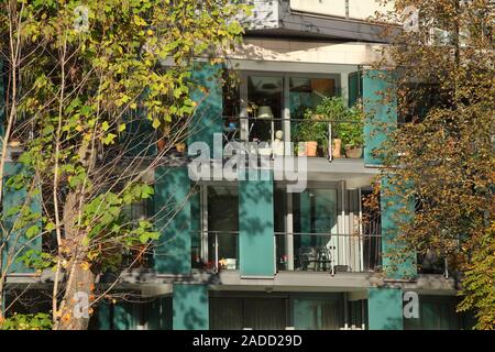 Balkon, modernes Wohnhaus im Herbst, Bremen Stockfoto