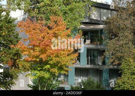 Balkon, modernes Wohnhaus im Herbst, Bremen Stockfoto