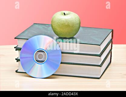 Apple, dvd, und Bücher als Symbol der Übergang von alten zu neuen Möglichkeiten des Lernens Stockfoto